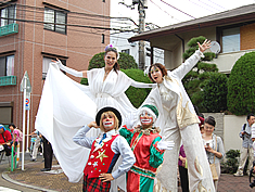 スティルトパフォーマーとピエロ(クラウン)
